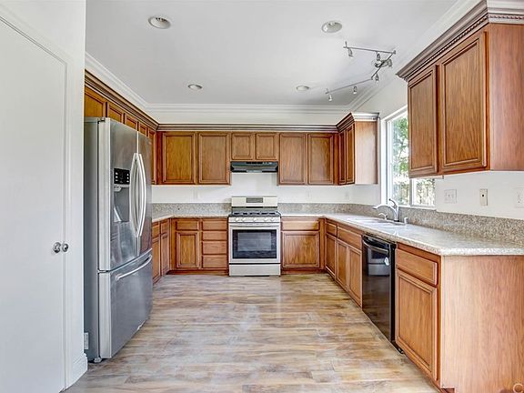 5th image of 19840 Silverwood Dr