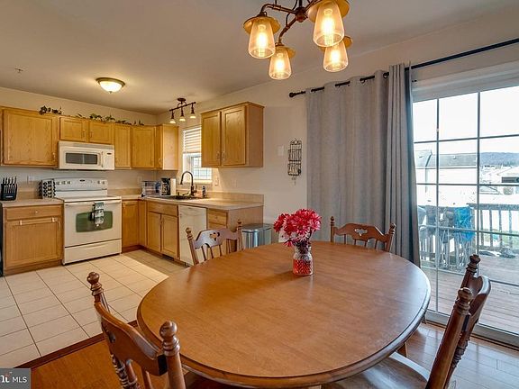 3rd image of 525 Fisher Dr