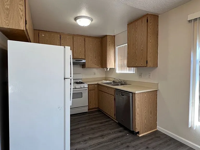 3440 Helix St — Photo 4