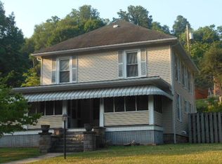 516 Greenbrier Dr, Hinton, WV 25951