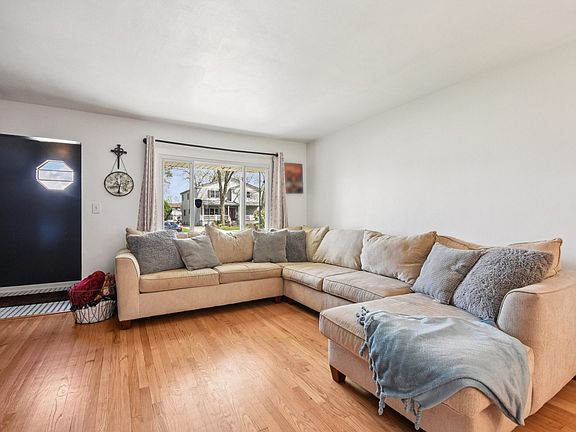 4th image of 836 S Michigan Ave