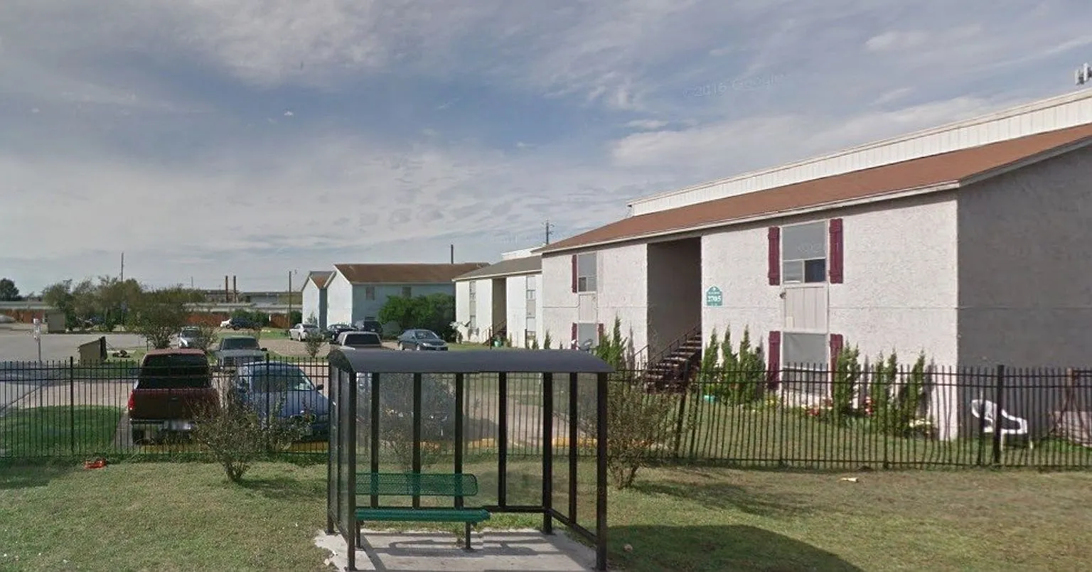 *Hud Accepted* 2/1 Downstairs Fourplex With Water Included — Photo 1