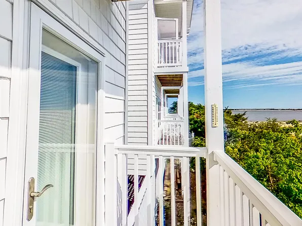 704 E Moore St, Southport, NC 28461