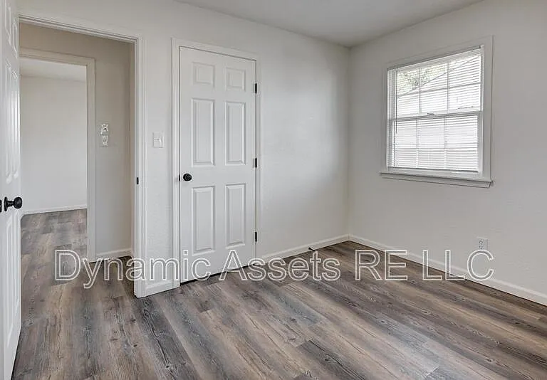 204 E 24th St — Photo 12