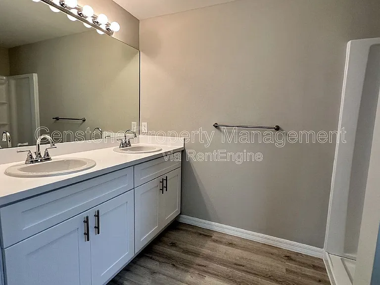 327 Lester Ave S — Photo 7