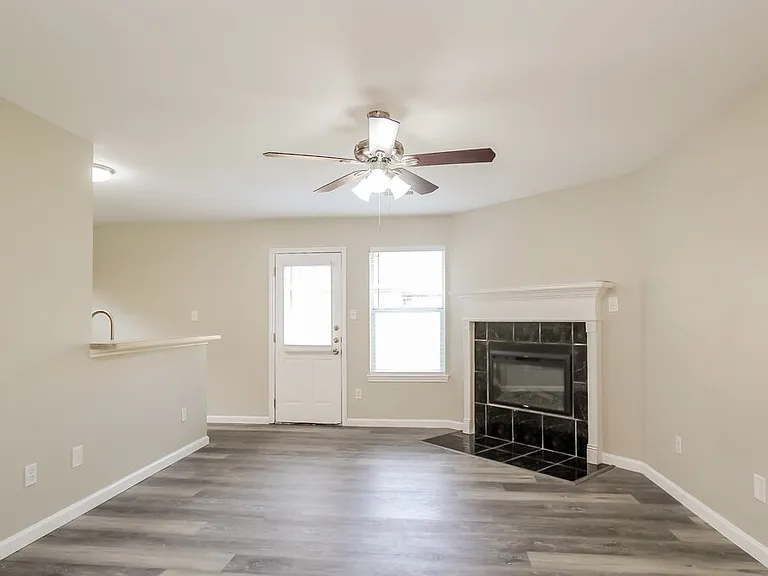 1528 Glen Oaks Dr — Photo 3