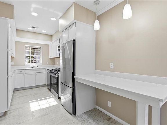 2nd image of 116 Lake Shore Rd APT 4