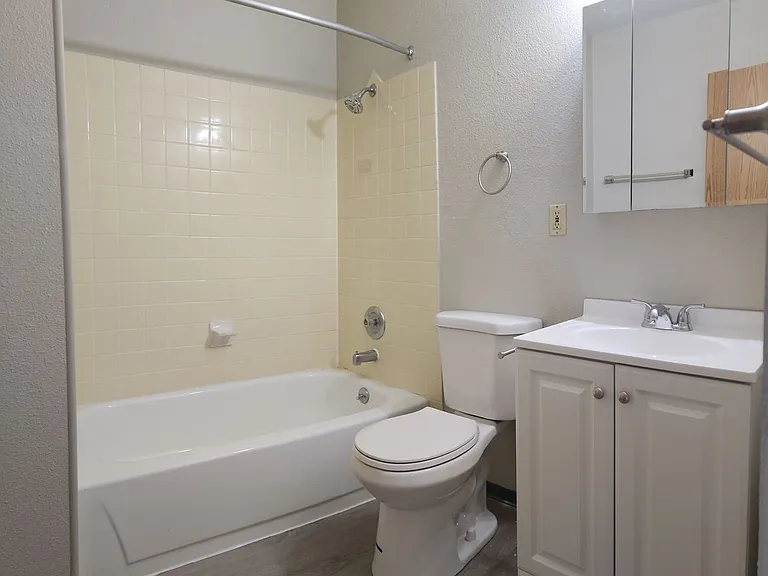 Florence Apartments — Photo 45