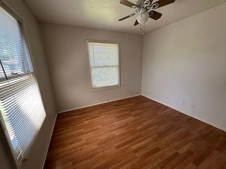546 Richmond Ave — Photo 9