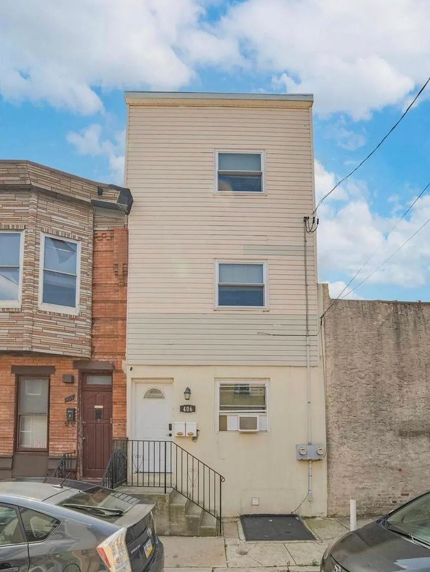 2 bed, 998 sqft, $1,600 — Photo 1