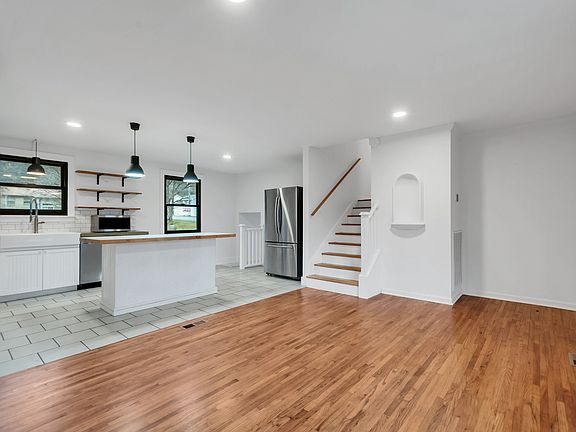 4th image of 200 Cherry Dr