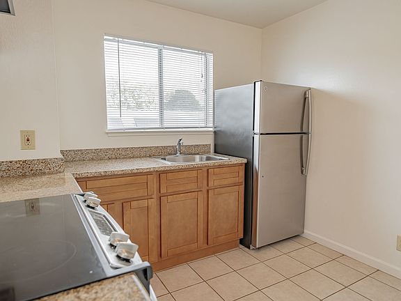 5th image of 1635 Julia St #12