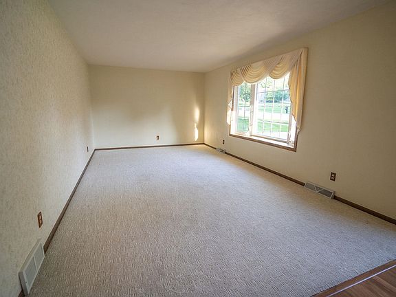 4th image of 973 Harvest Ln