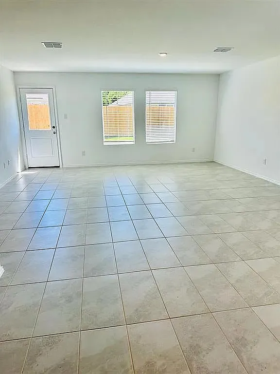 4 bed, 1667 sqft, $2,399 — Photo 3