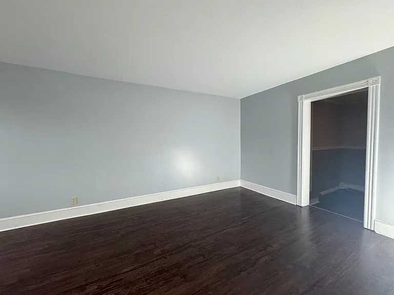 208 W 2nd St — Photo 9