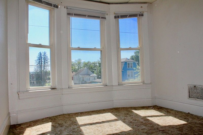 1st image of 407 Lawson Ave #2