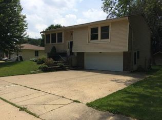909 S 11th Ave, St Charles, IL