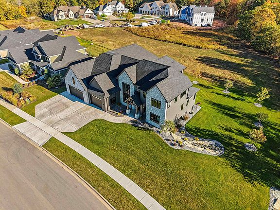 3rd image of 2011 Labyrinth Ln