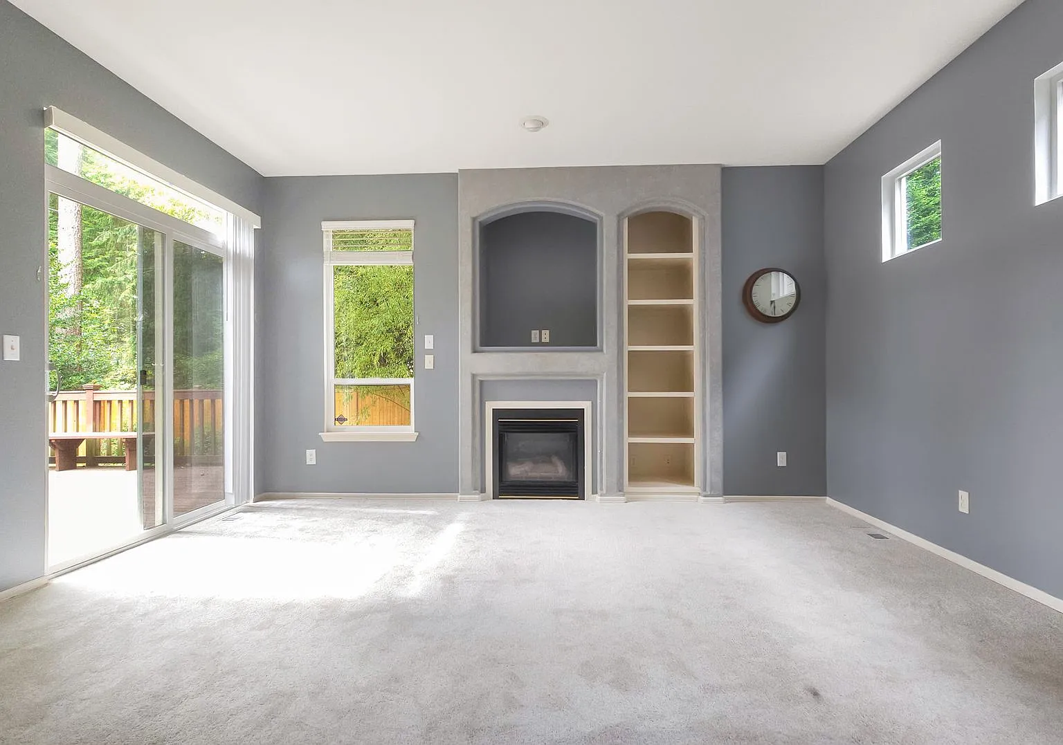Beautifully Designed Home with Open Layout and Island Kitchen — Photo 4