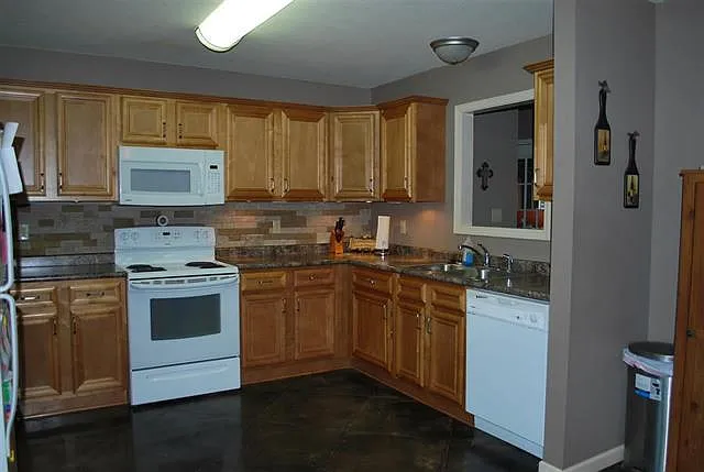 3302 Colony Dr — Photo 7