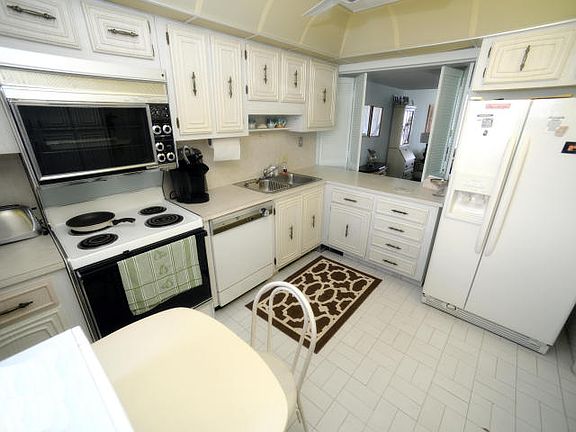 3rd image of 911 Ocean Dr APT 802