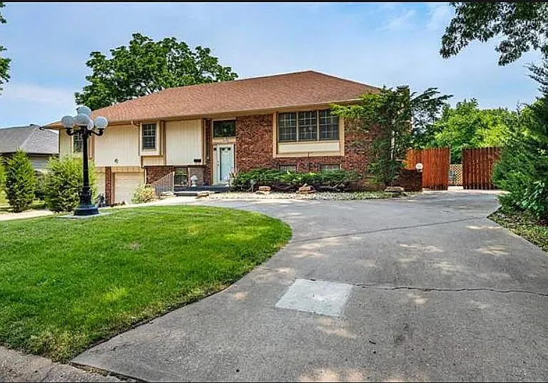 12413 Monroe Ave — Photo 3