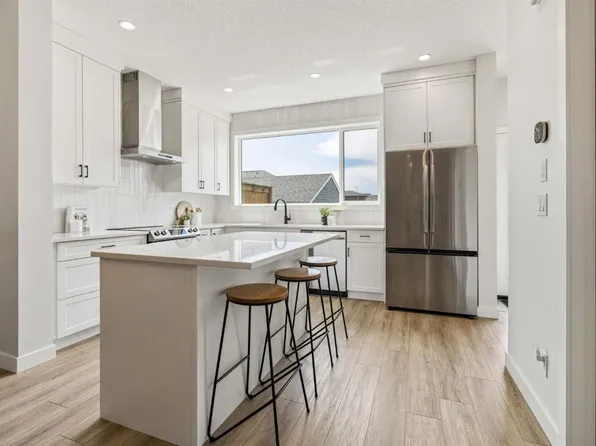 185 N Emberside Holw, Cochrane, AB T4C 3E1