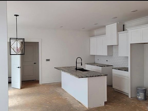 3rd image of 101 Kelli Dr
