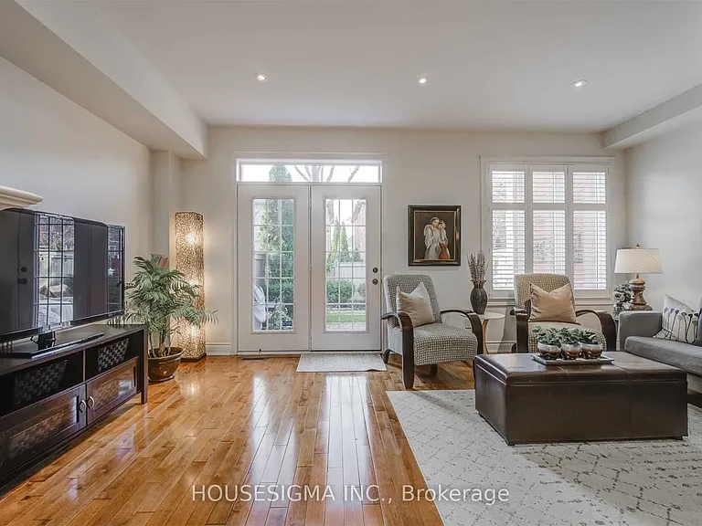 244 Tawny Cres — Photo 12