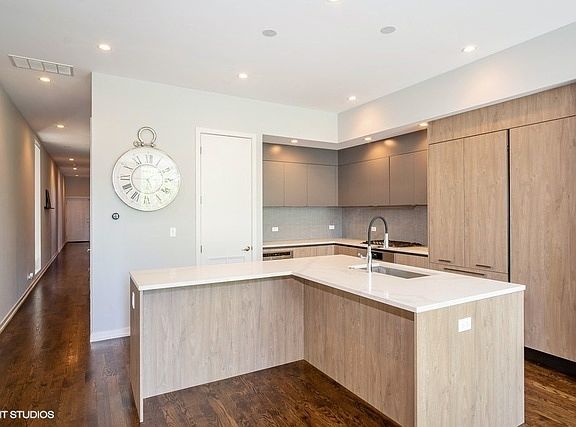 5th image of 1512 W Huron St APT 2