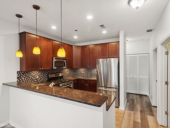 3rd image of 4950 N Western Ave APT 3D