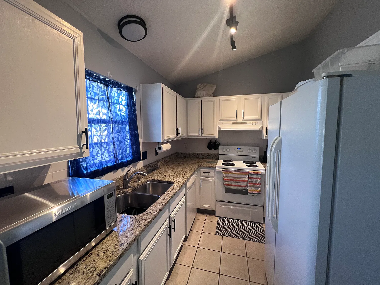 2 bed, 905 sqft, $3,000 — Photo 4