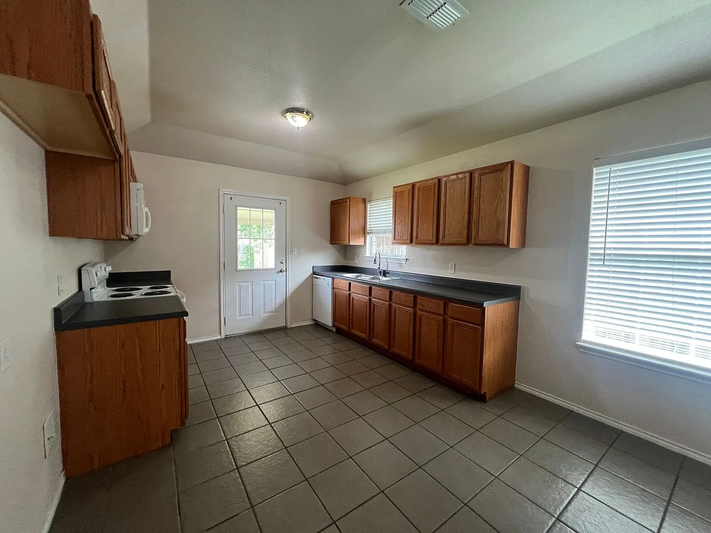 2/2/1 Duplex near Hwy 46 / Ceramic Tile Throughout (No Carpet) / Covered Patio with Large Backyar... — Photo 4