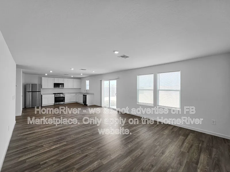 4 bed, 2.5 bath, 1943 sqft, $1,985 — Photo 2