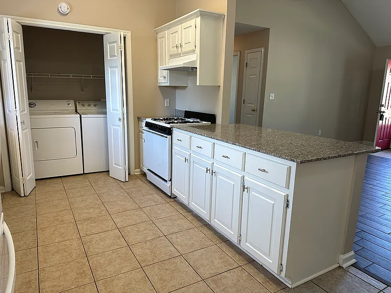 802 Johnston Cv — Photo 5