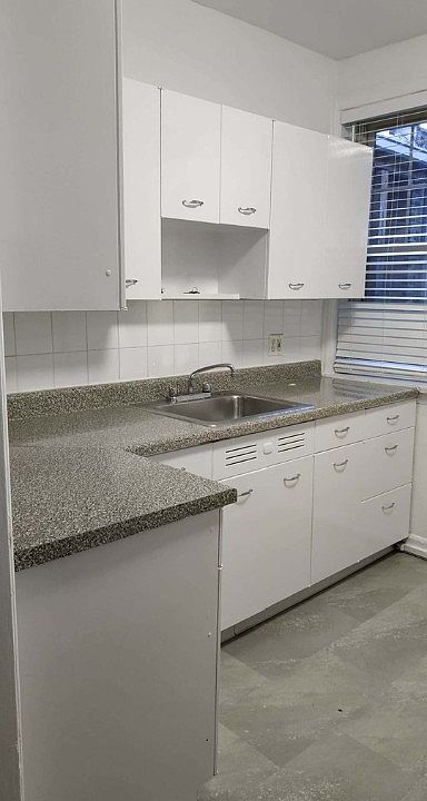 1st image of 1651 W Touhy Ave APT 3