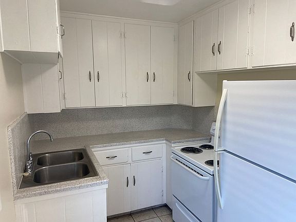 3rd image of 4440-4444 Menlo Ave #2