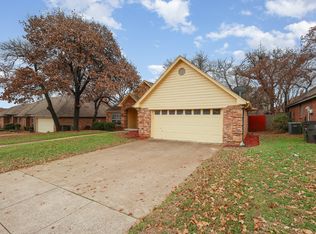 7504 Oak Park Dr, North Richland Hills, TX 76182