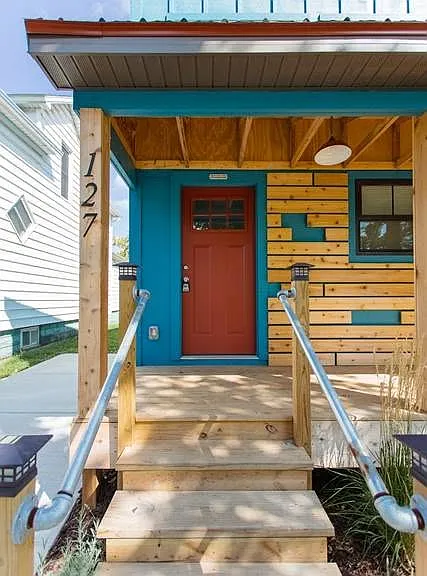 127 E Elm St — Photo 1
