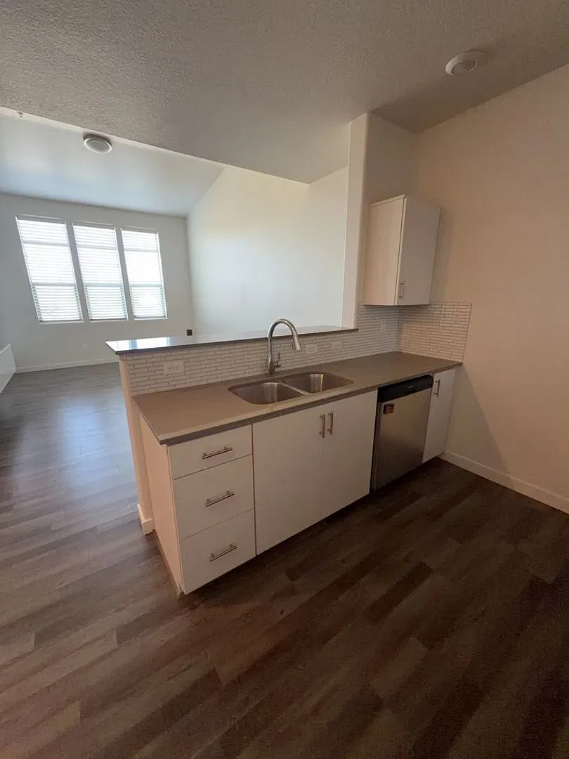 Charming 1-Bedroom Condo in Desirable NW Portland In-Unit Laundry & Extra Storage! — Photo 1