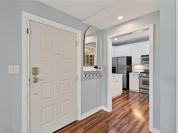 3rd image of 1292 Laskin Rd APT 203