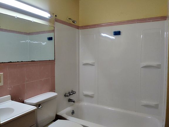 4th image of 200 W Borden Ave #1