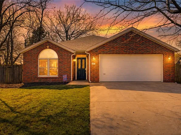 1451 N Greenleaf Dr, Fayetteville, AR 72704