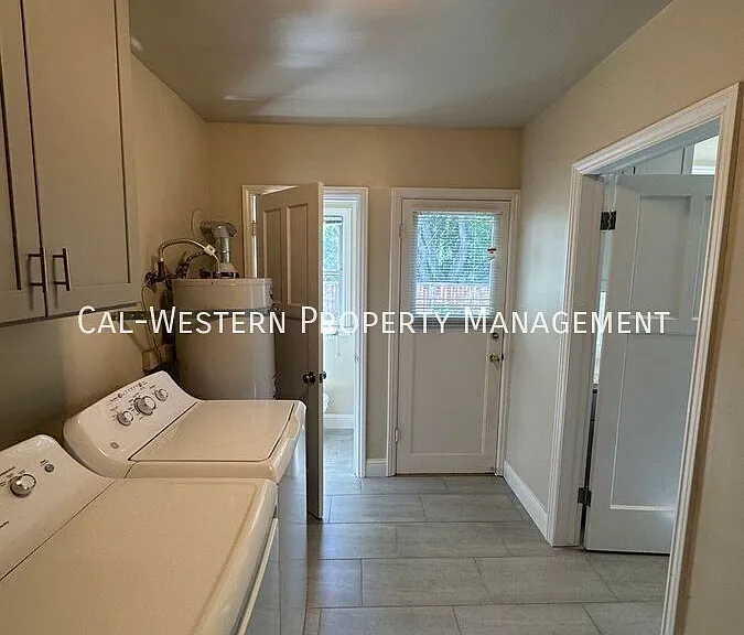 1385 Newport Ave — Photo 29