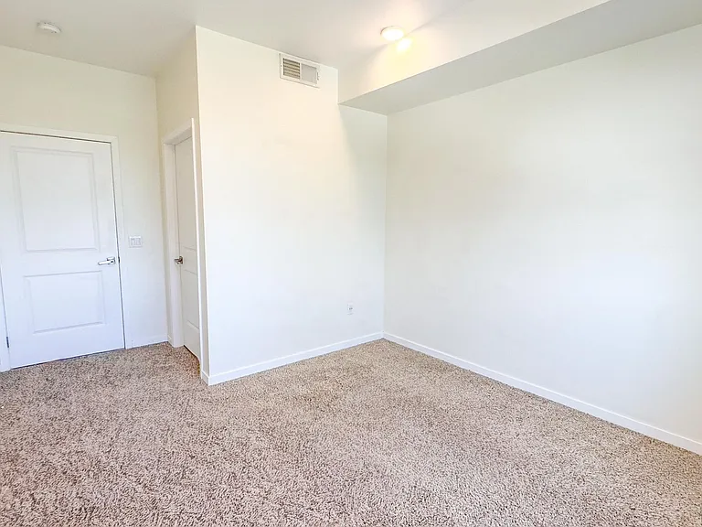 La Perla Apartments — Photo 14