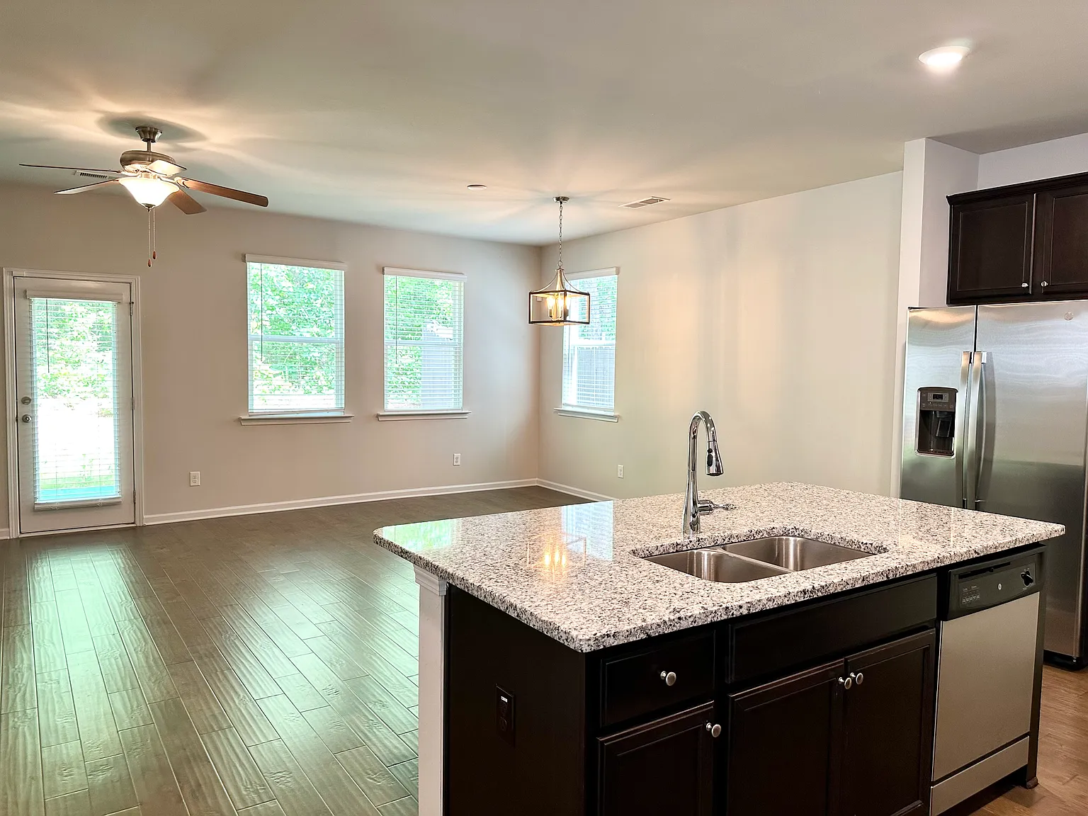 3 bed, 2.5 bath, 1876 sqft, $2,500 — Photo 4