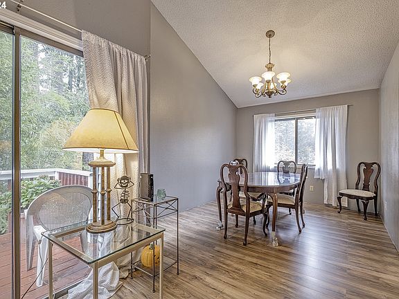 Dining Room-Vaulted Ceilings>