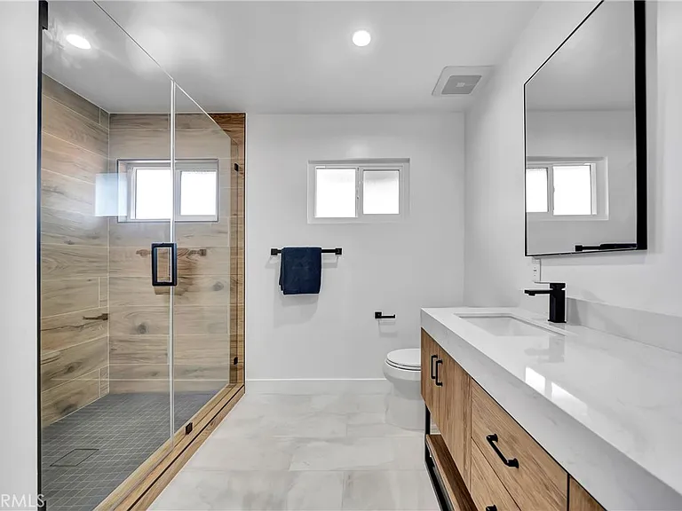 24445 Clipstone St — Photo 34