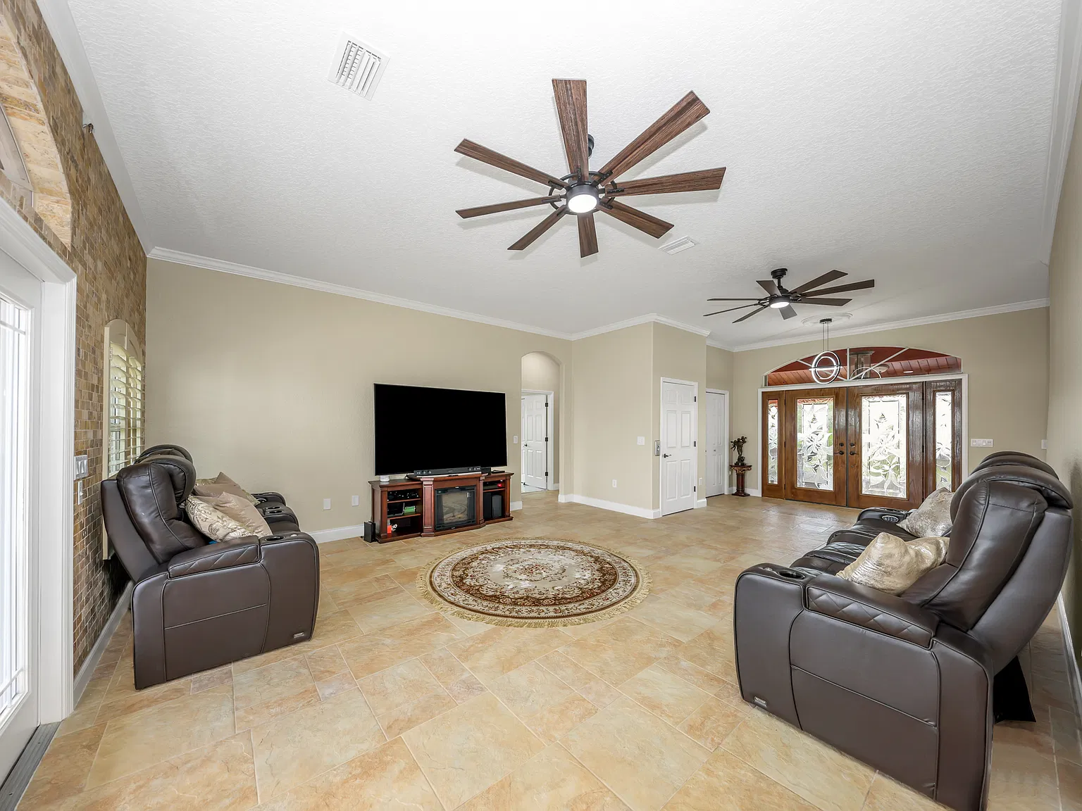 4 bed, 4000 sqft, $6,000 — Photo 2