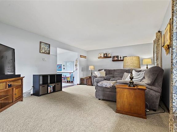 3rd image of 4598 Woodridge Dr